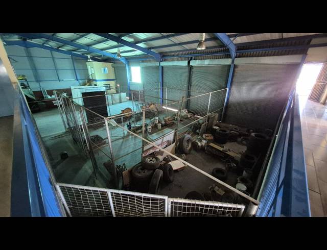 1,900M² FACTORY TO LET IN MOREHILL